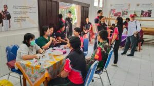 Wujud kepedulian sosial, Anggota Kodim 1623/Karangasem ikuti kegiatan donor darah.