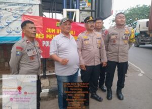 Pimpinan Media AlapAlapNews Gelar Kegiatan Jumat Berkah Kepada Pengguna Jalan di Wilayah Jatiuwung.