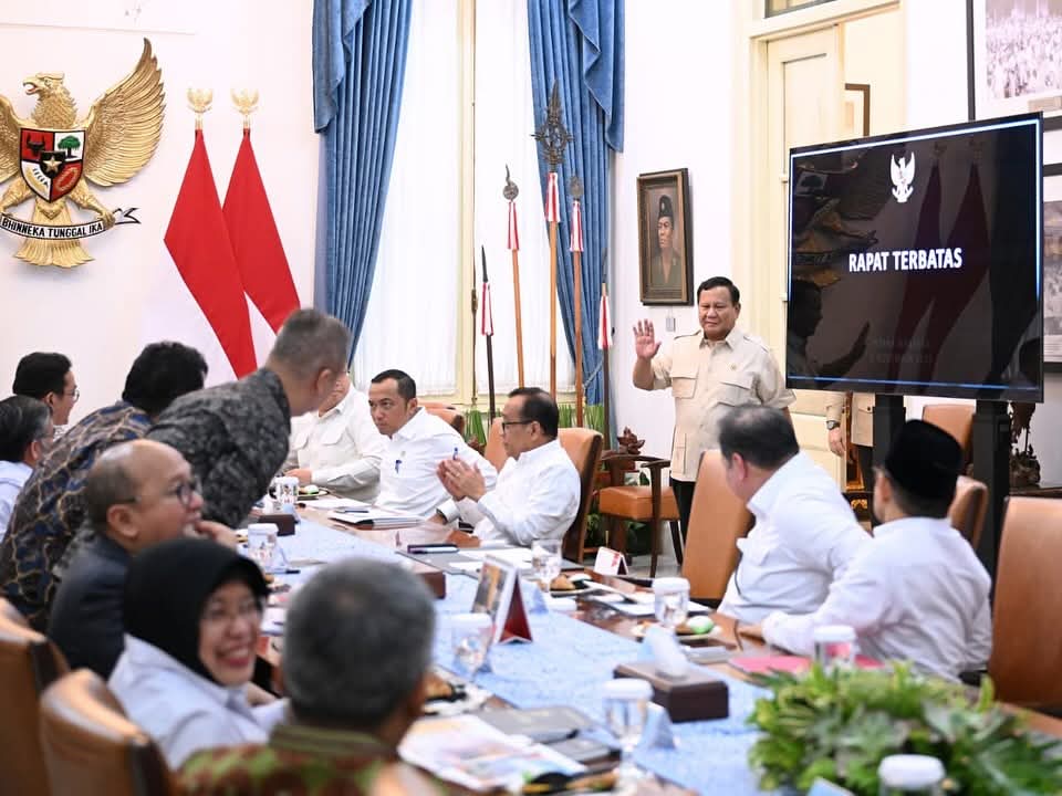 Presiden Prabowo Subianto menggelar rapat terbatas bersama sejumlah menteri Kabinet Merah Putih di Istana Merdeka, Jakarta, Rabu (05/11/2025).