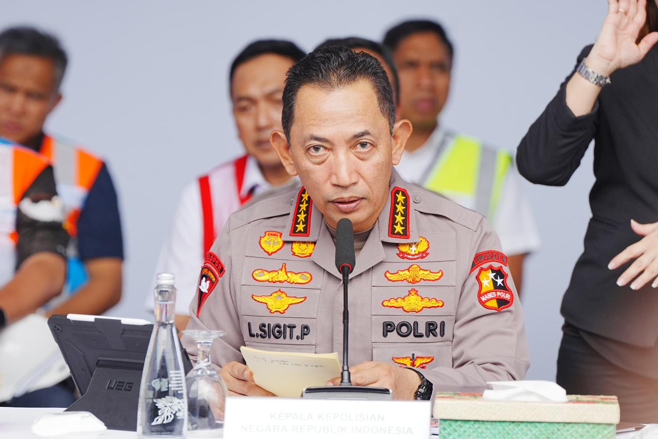 Kapolri Jenderal Listyo Sigit Prabowo menghadiri konferensi pers operasi gabungan DJBC-DJP Kemenkeu dan Satgassus Optimalisasi Penerimaan Negara Polri terkait temuan 87 kontainer pelanggaran ekspor produk turunan CPO (Crude Palm Oil) di TPS Multi Terminal Indonesia – NPCT Common Area, Tanjung Priok, Jakarta Utara, Kamis (6/11/2025).