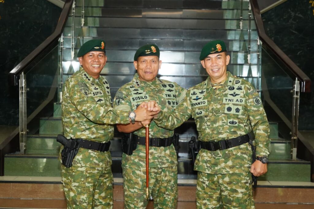 Mayjen TNI Susilo Panglima Divisi Infanteri 2 Kostrad memimpin langsung upacara serah terima jabatan Kepala Staf Divif 2 Kostrad dari Brigjen TNI Riyanto, S.I.P., M.M. kepada Kolonel Inf Septa Viandi Dwi Putra, S.I.P., M.Han. Sabtu (08/11/25)