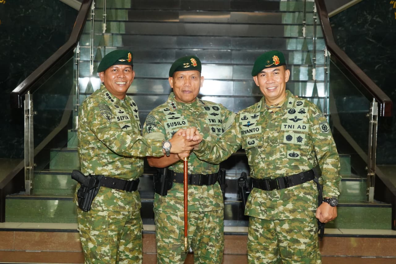 Mayjen TNI Susilo Panglima Divisi Infanteri 2 Kostrad memimpin langsung upacara serah terima jabatan Kepala Staf Divif 2 Kostrad dari Brigjen TNI Riyanto, S.I.P., M.M. kepada Kolonel Inf Septa Viandi Dwi Putra, S.I.P., M.Han. Sabtu (08/11/25)