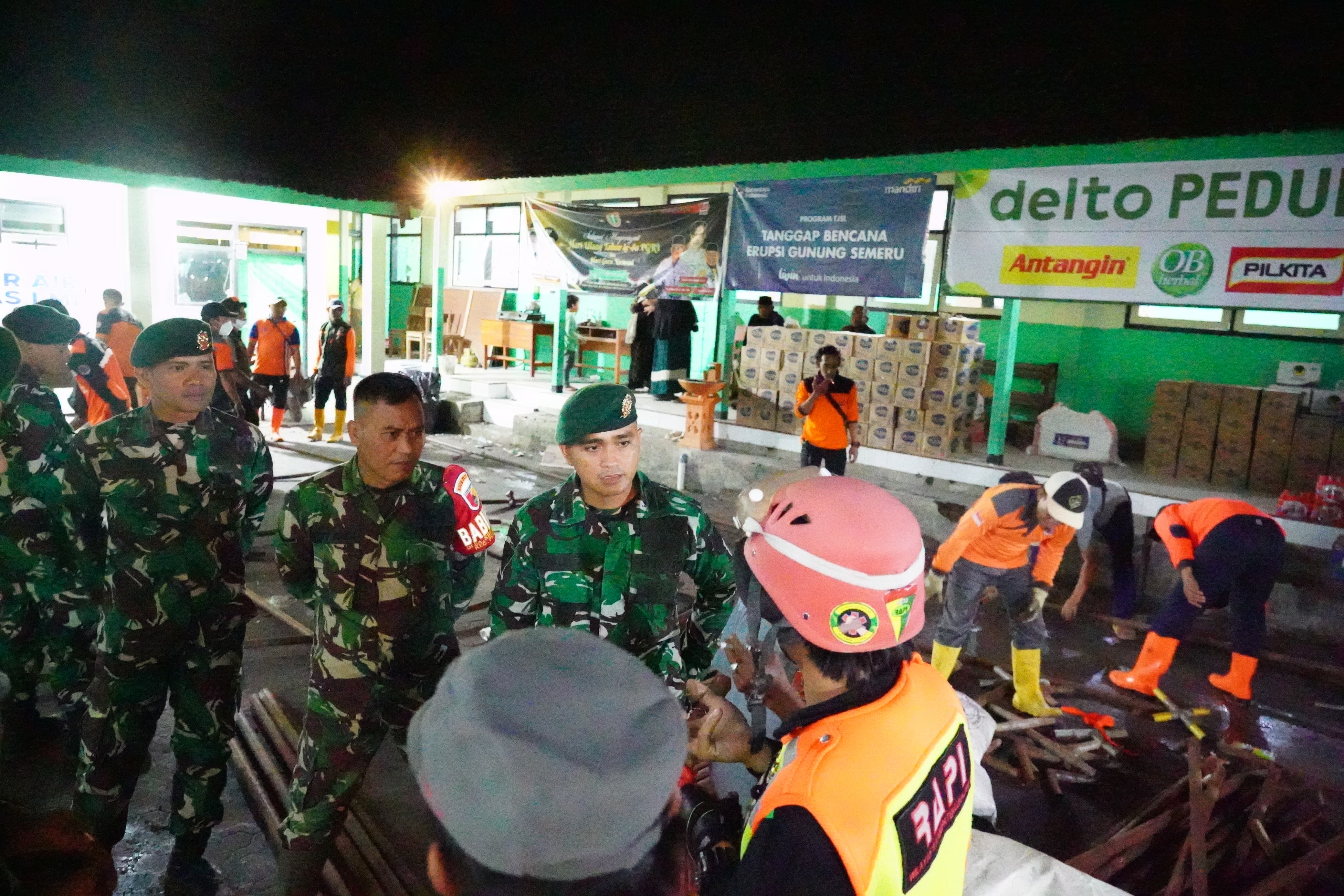 Prajurit Divisi Infanteri 2 Kostrad menunjukkan dedikasi tanpa batas dengan menerobos zona yang masih berbahaya demi mencari masyarakat yang membutuhkan pertolongan. (Lumajang, 22 November 2025)