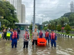Monitoring Genangan Air di Penjaringan, Sejumlah Ruas Jalan Terendam hingga 60 Cm