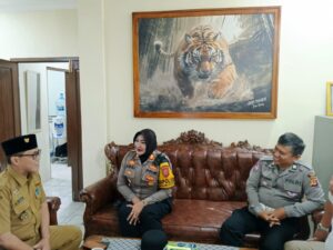 *Kapolsek Megamendung Sambang Dengan Kepala Desa Gadog DI Kantor Desa Gadog