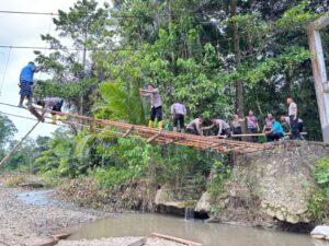 Aksi Humanis Batalyon C Pelopor, Bantu Anak Sekolah Menyeberang Sungai di Desa Molalahu