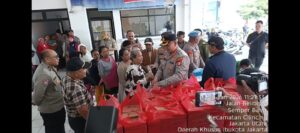 Kapolres Metro Jakarta Utara Salurkan 1.000 Paket Makanan untuk Pengungsi Banjir di Cilincing