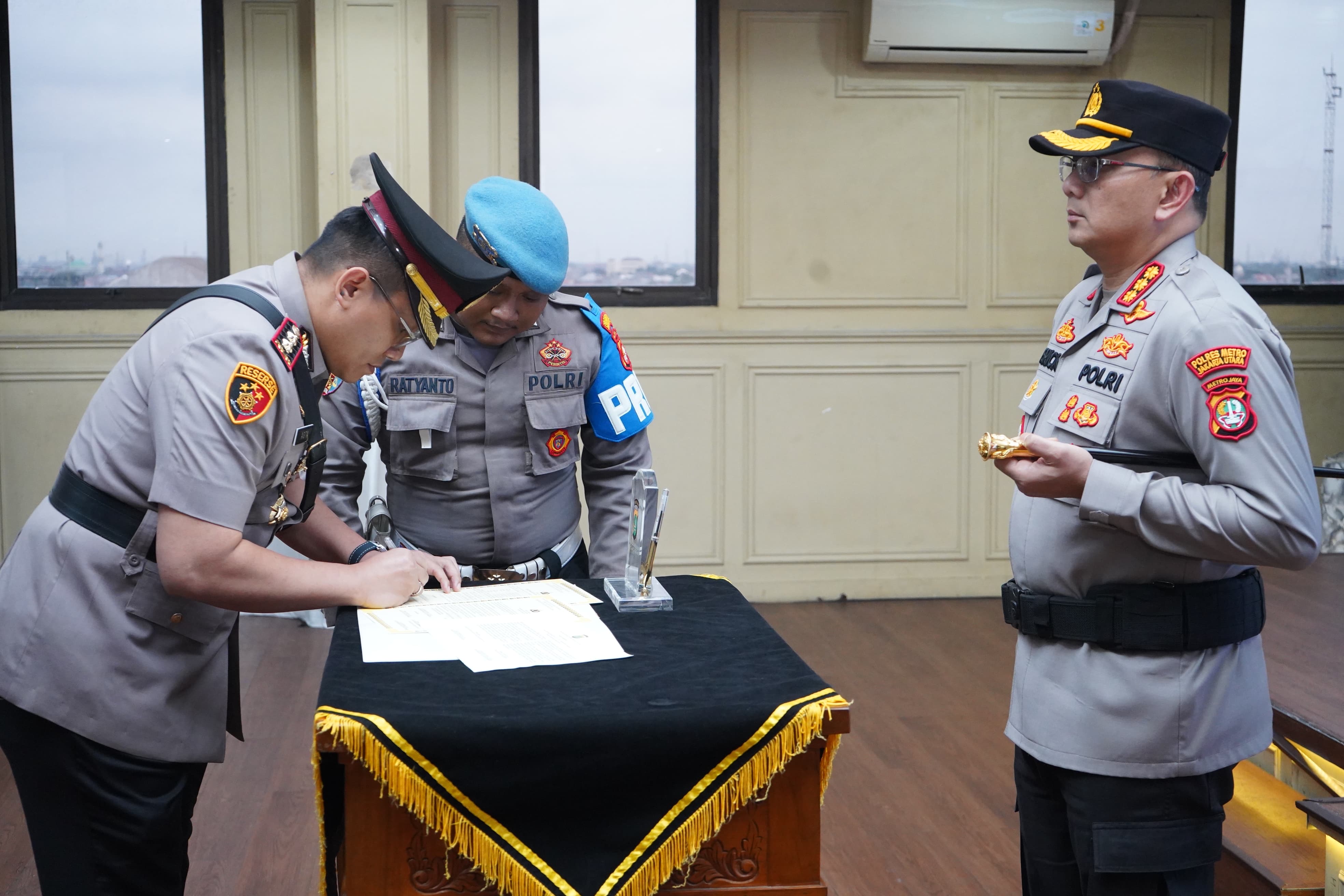 Kapolres Metro Jakarta Utara Pimpin Sertijab Kapolsek Penjaringan dan Kelapa Gading
