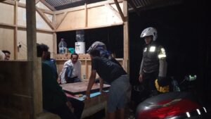 Bhabinkamtibmas Polsek Megamendung melaksanakan giat Kontrol Satkamling / Ronda Malam Serta Sampaikan Pesan Kamtibmas