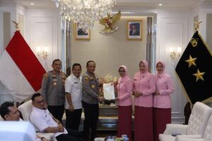 BPN Jakarta Utara Serahkan Sertifikat Tanah SD Bhayangkari Rorotan kepada Kapolda Metro Jaya
