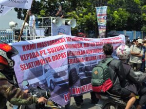 Ratusan Warga Jatimulya Kepung PT Indomobil Suzuki Tambun 2, Tuntut Akses Kerja, Limbah dan Kepedulian Lingkungan